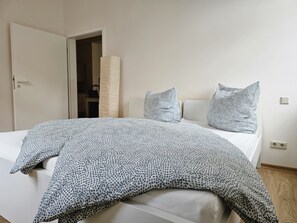 2 habitaciones, insonorización y tabla de planchar con plancha 