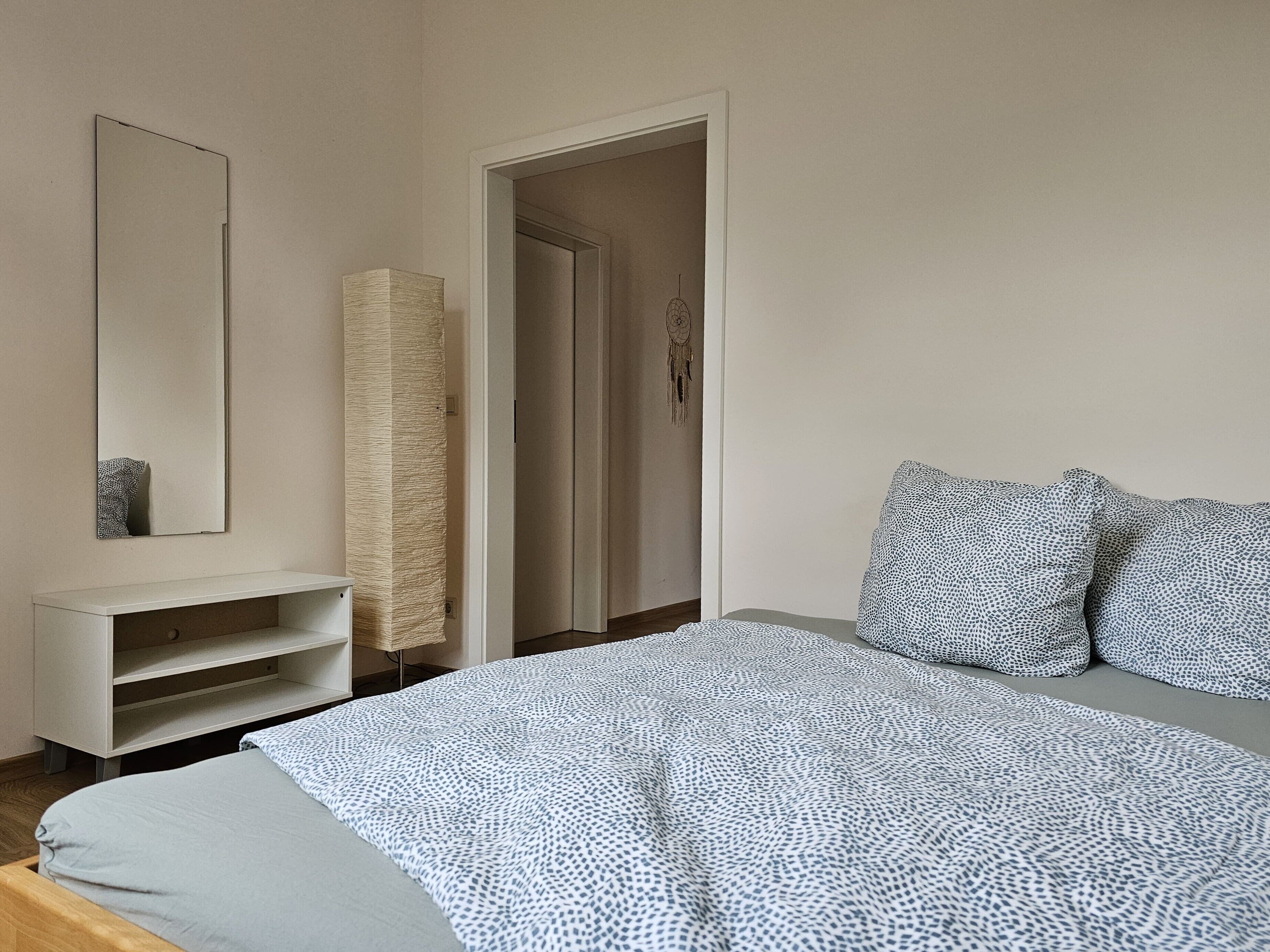 2 Schlafzimmer, schallisolierte Zimmer, Bügeleisen/Bügelbrett