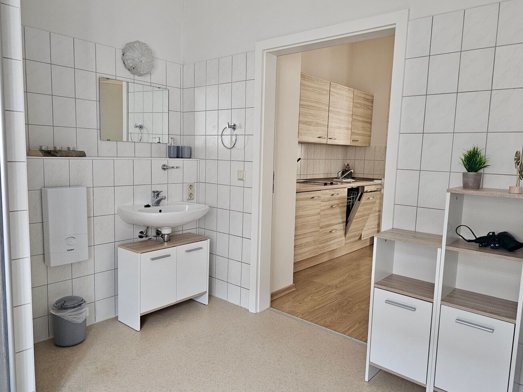 Dusche, Haartrockner, Handtücher, Toilettenpapier