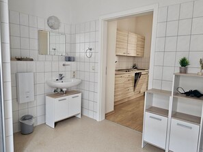 Dusj, hårføner, håndklær og toalettpapir