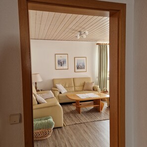 A living room with a sofa, a coffee table, and two framed pictures on the wall. - Apartment 'Ferienwohnung Mawitha' with Shared Terrace, Shared Garden and Wi-Fi (Roth)