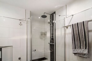 Ducha, artículos de higiene personal gratuitos y secador de pelo