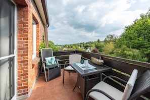 Outdoor dining - Apartment 'Ferienwohnung Abendsonne' with Shared Garden, Balcony and Wi-Fi (Bendestorf)