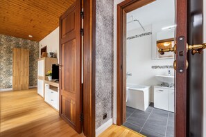 Dusche, kostenlose Toilettenartikel, Haartrockner, Handtücher