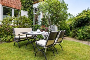 Outdoor dining - Apartment 'Ferienwohnung Abendsonne' with Shared Garden, Balcony and Wi-Fi (Bendestorf)
