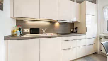 Køleskab, mikrobølgeovn, ovn, kogeplade