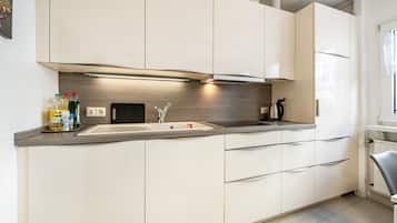 Køleskab, mikrobølgeovn, ovn, kogeplade