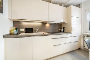 Kühlschrank, Mikrowelle, Ofen, Herdplatte