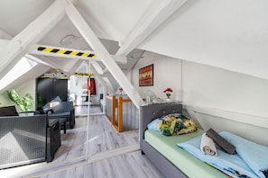 Une chambre avec un lit, une télévision, un bureau et une chaise.