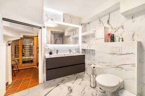 Dusch, gratis toalettartiklar, hårtork och handdukar