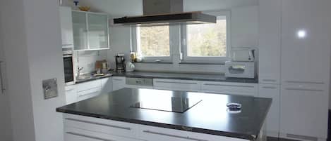 冷蔵庫、電子レンジ、オーブン、コンロ