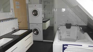Dusche, Haartrockner, Handtücher