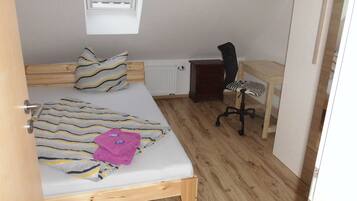 3 makuuhuonetta, silitysrauta/-lauta, ilmainen Wi-Fi, vuodevaatteet