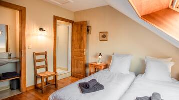 4 bedrooms, iron/ironing board, Internet