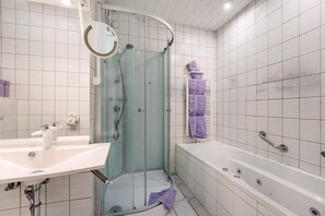Dusche, Haartrockner, Handtücher