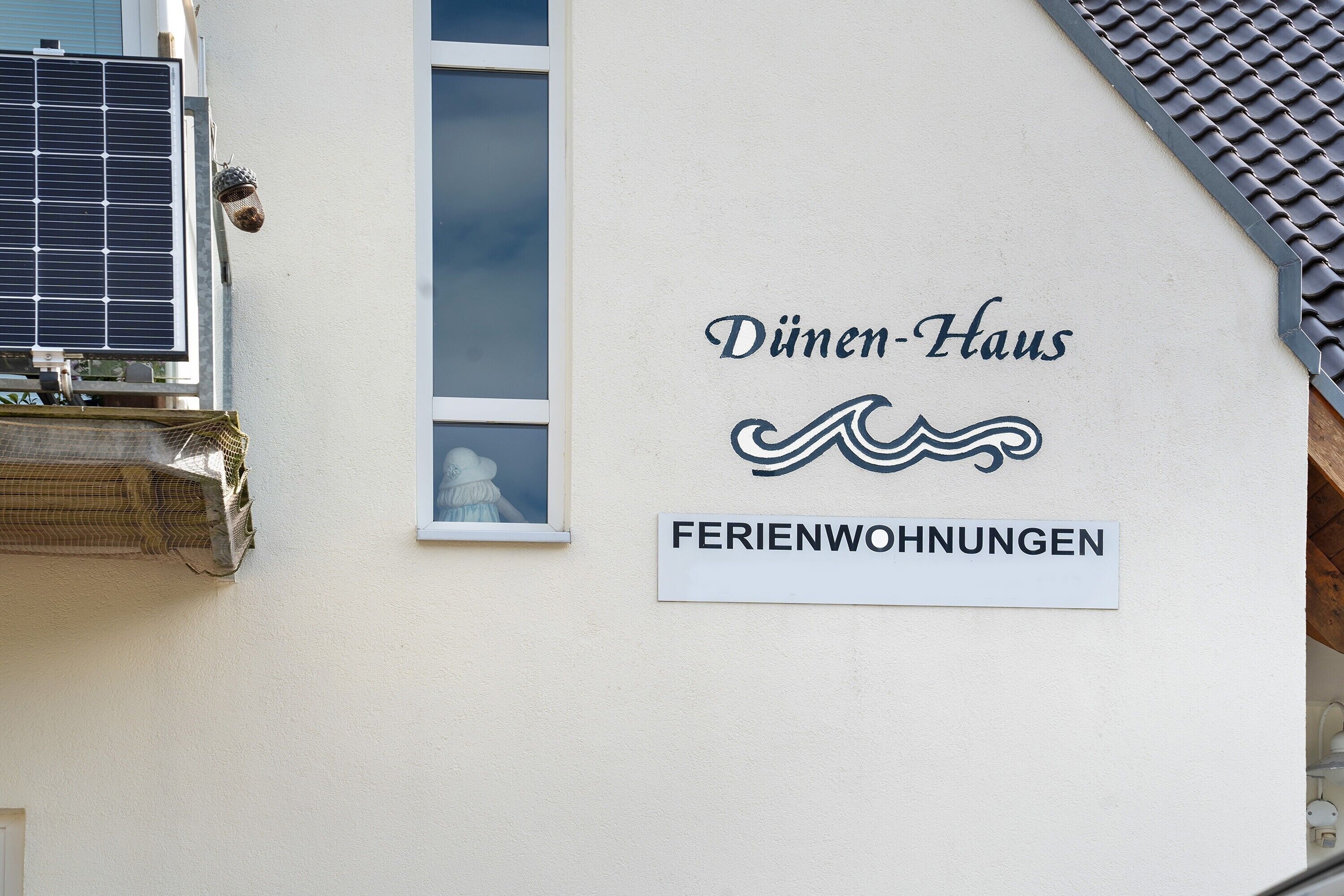 Ein Gebäude mit einem Schild, auf dem 'Diemen-Haus' und 'FERIENWOHNUNGEN' steht, das als Ferienwohnung gekennzeichnet ist.