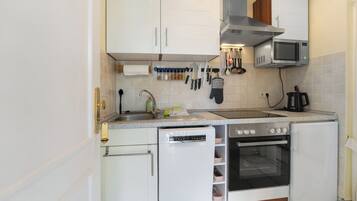 KĂŒhlschrank, Mikrowelle, Ofen, Herdplatte