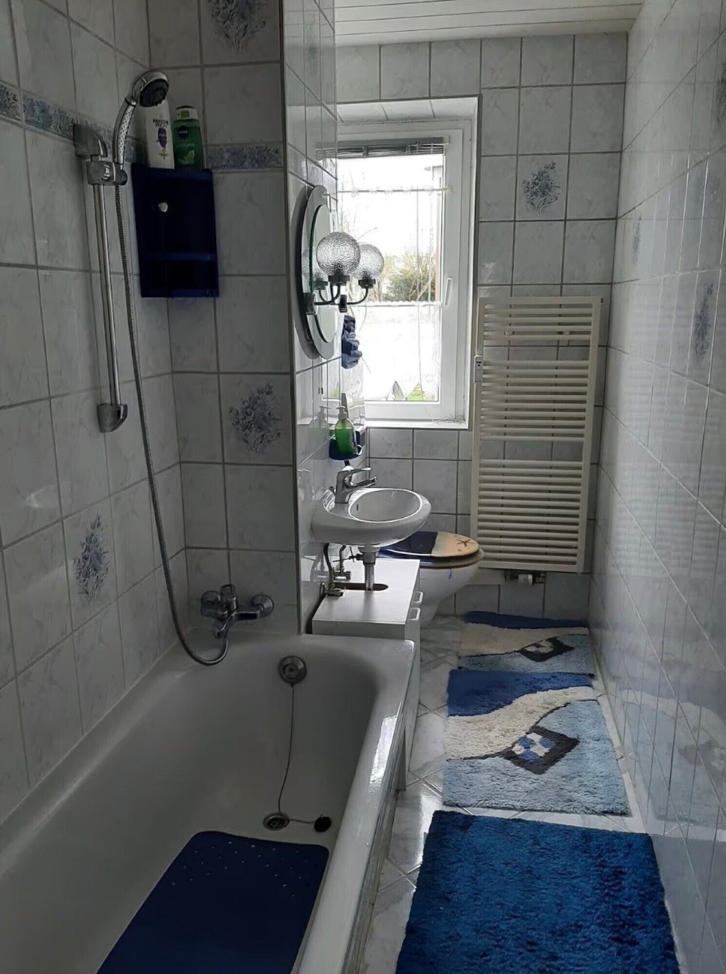 Douche, séchoir à cheveux, serviettes fournies