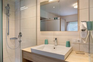 Dusche, Haartrockner, Handtücher