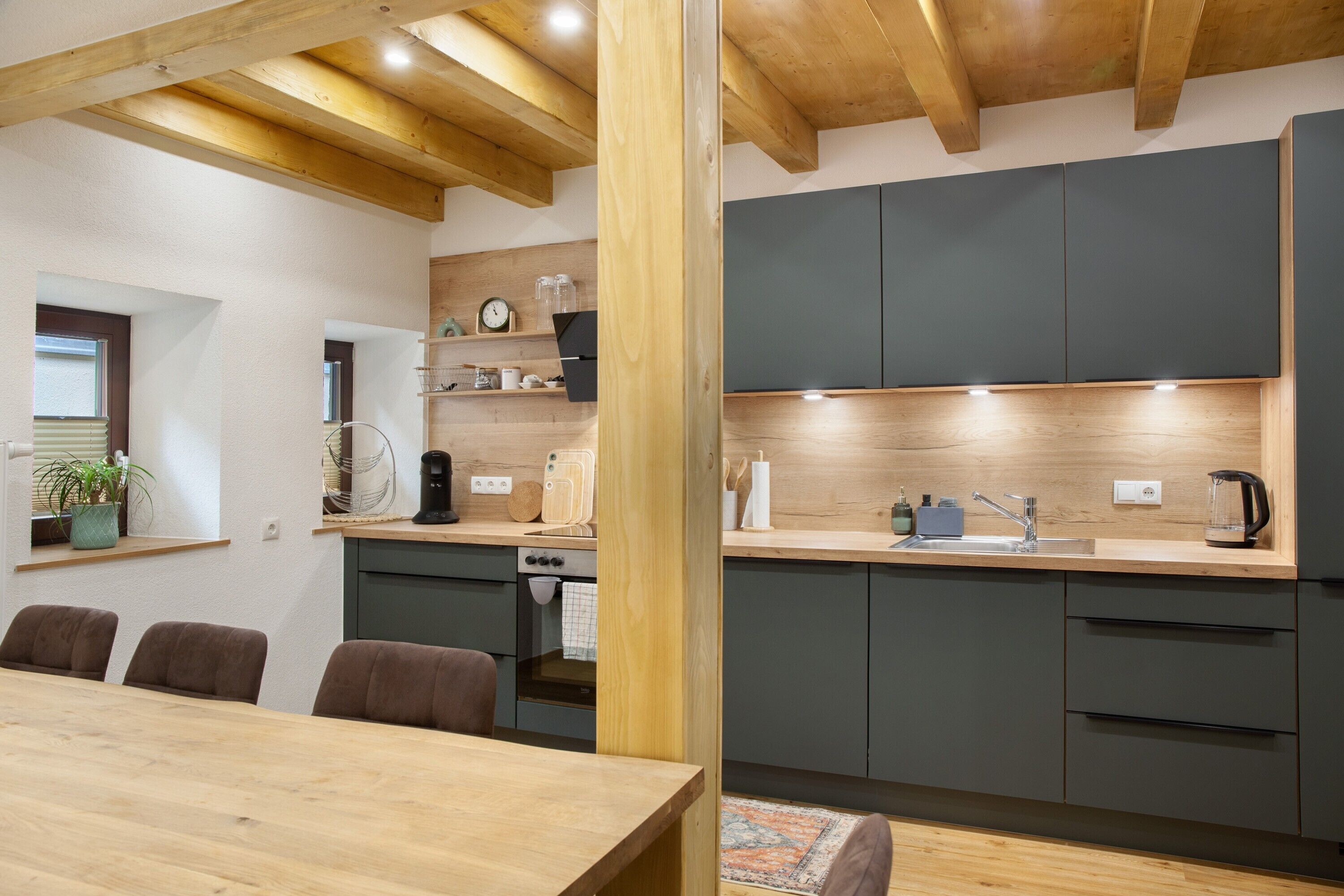 Jääkaappi, uuni, liesi, astianpesukone