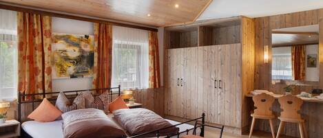 4 bedrooms, free WiFi, bed sheets