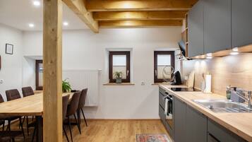 Fridge, oven, stovetop, dishwasher
