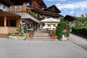 Outdoor dining - Apartment 'Ferienwohnung Waldzauber' with Sea View, Shared Terrace and Wi-Fi (Oetz)