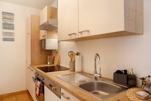 Fridge, microwave, oven, stovetop - Apartment 'Ferienwohnung Bergsee' with Sea View, Shared Terrace and Wi-Fi (Oetz)