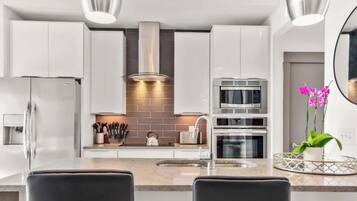 雪櫃、微波爐、焗爐、爐具