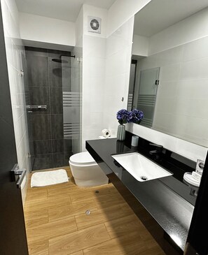 Premium-Apartment | Badezimmer | Dusche, Regendusche, Haartrockner, Bidet