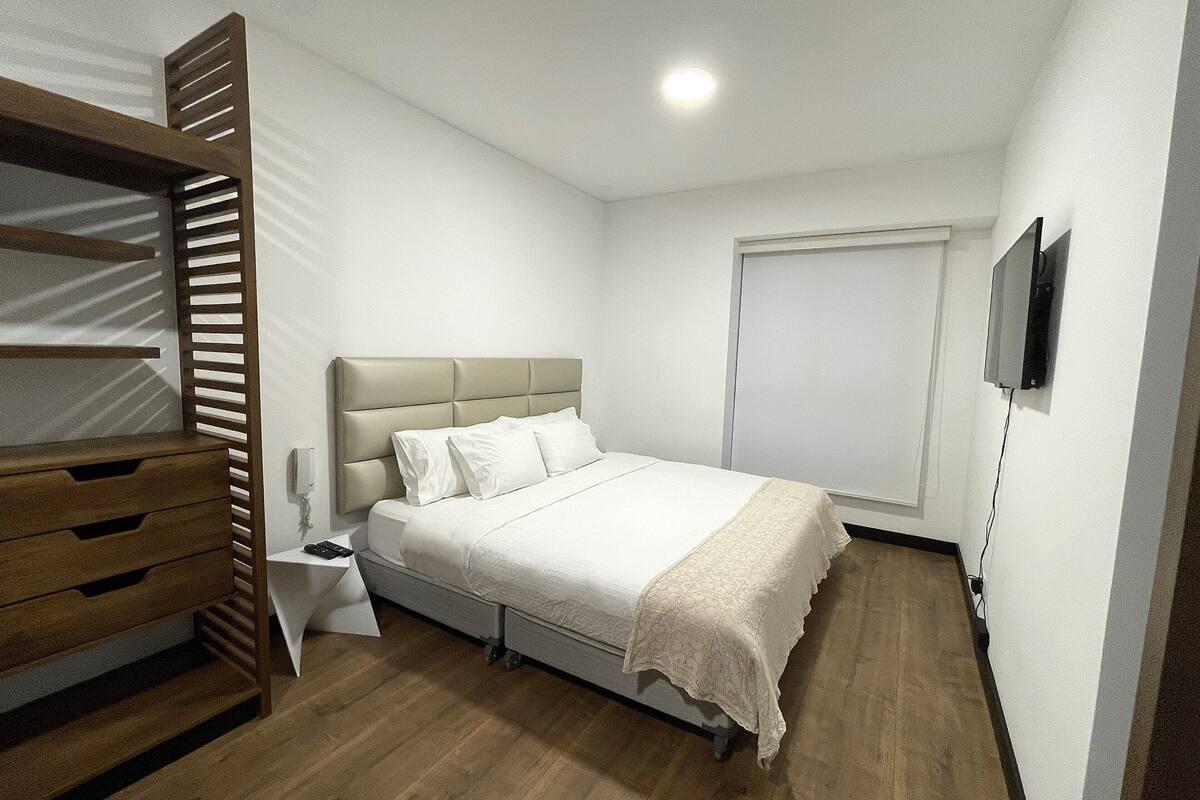 2 quartos, roupas de cama premium, edredons de pluma, escrivaninha