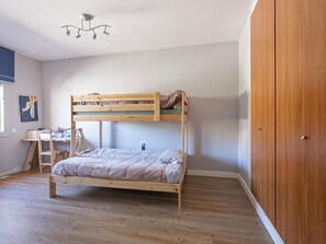 4 chambres, fer et planche à repasser