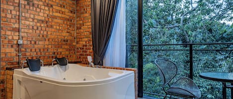 Deluxe Quadruple Room, Jetted Tub | Bathroom