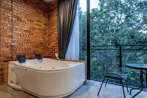 Firemannsrom – deluxe, massasjebadekar | Bad | Separat badekar og dusj, hårføner og håndklær