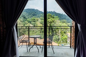 Family Room | 1 bedroom, desk, bed sheets