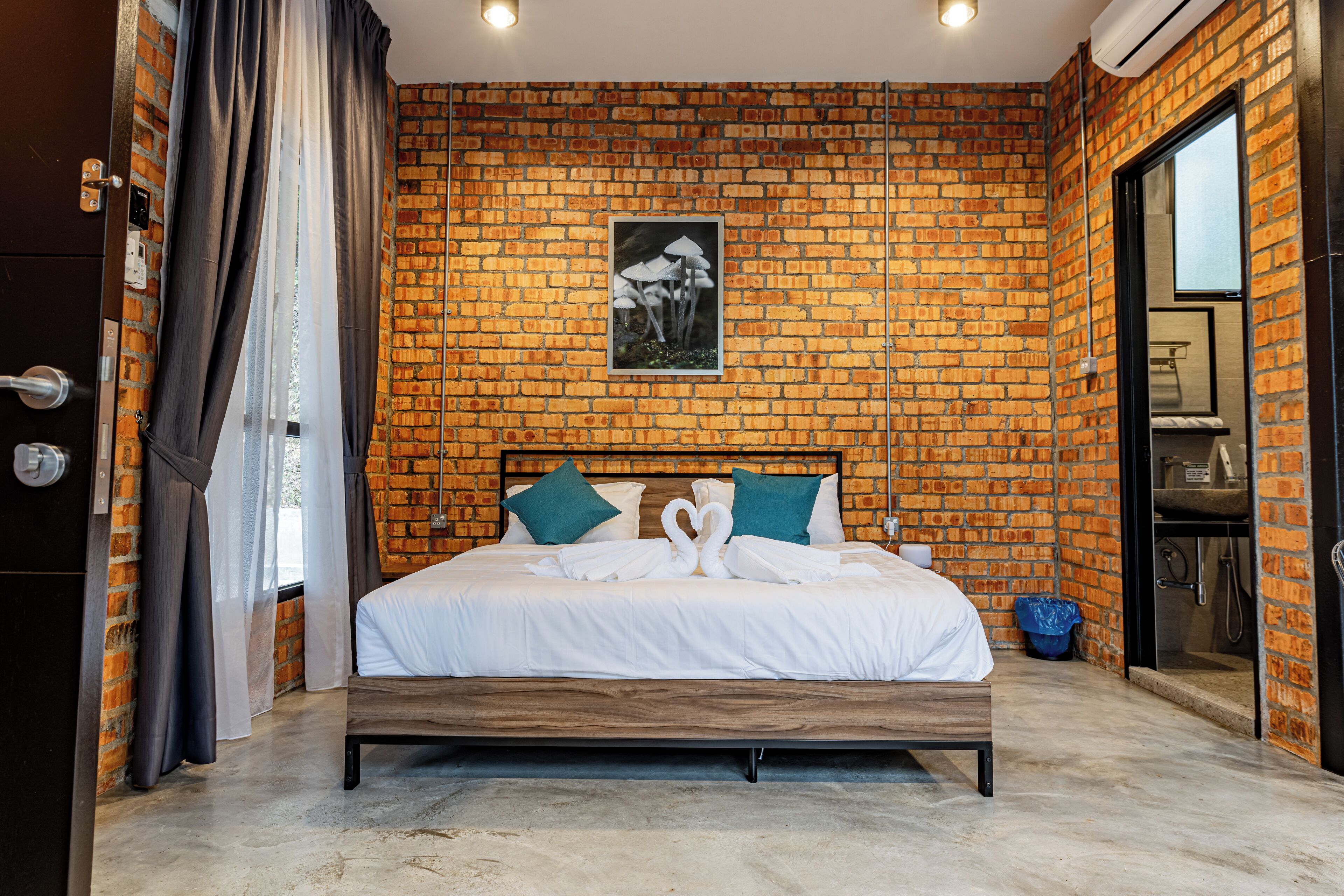 Escritorio y ropa de cama 