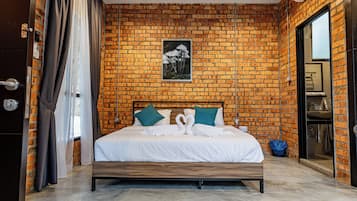 Escritorio y ropa de cama