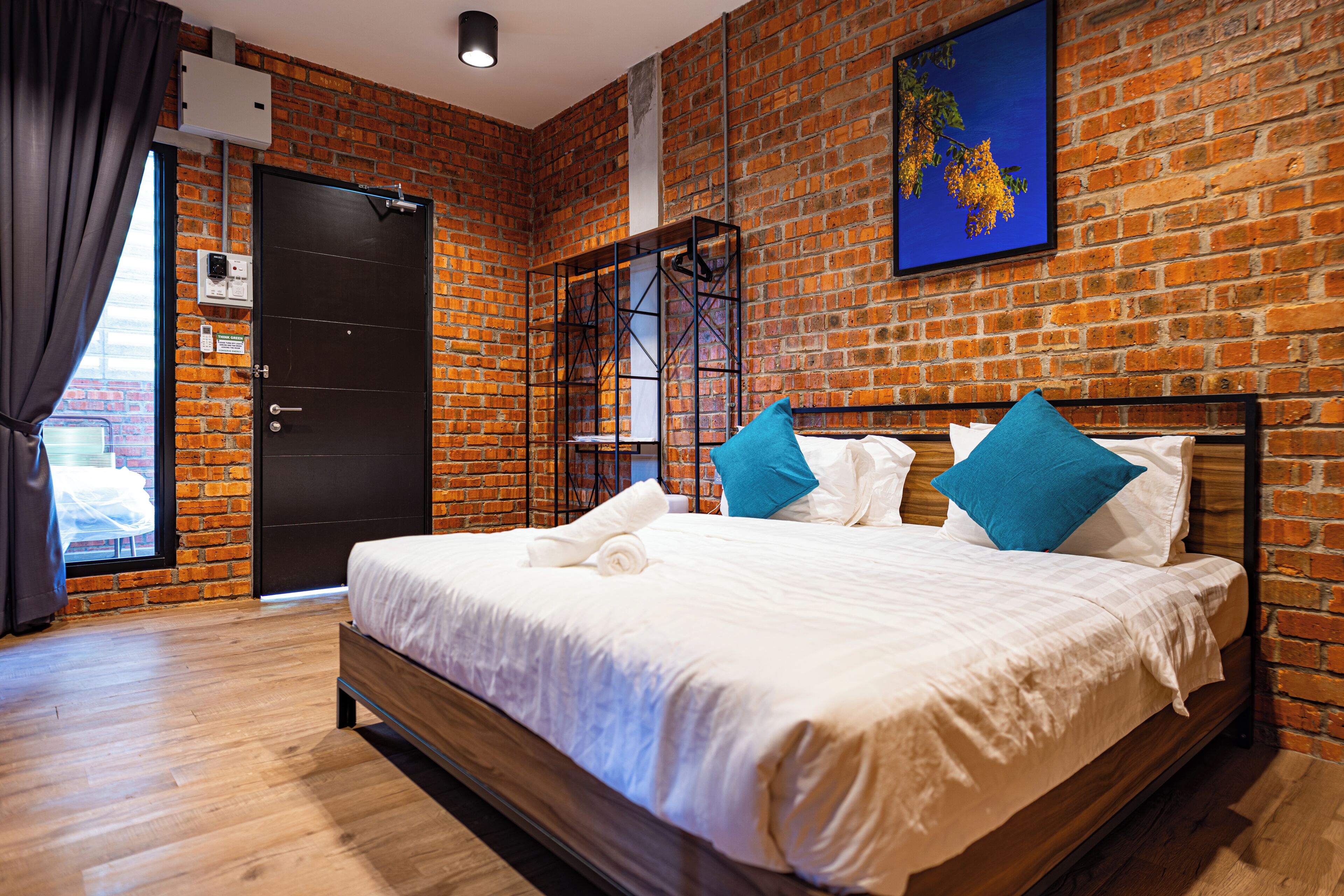 高級雙人房, 1 張特大雙人床, 浴缸 | 書桌、床單