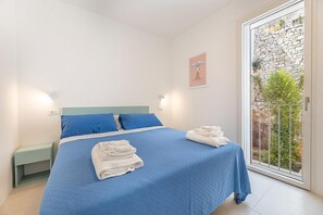 2 bedrooms, desk, free WiFi, bed sheets - Villa Core: A bright and sunny independent house which faces the sun and the sea, with Free WI-FI. (Diso)