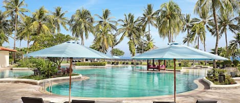 Outdoor pool, open 7:00 AM to 6:30 PM, lifeguards on site