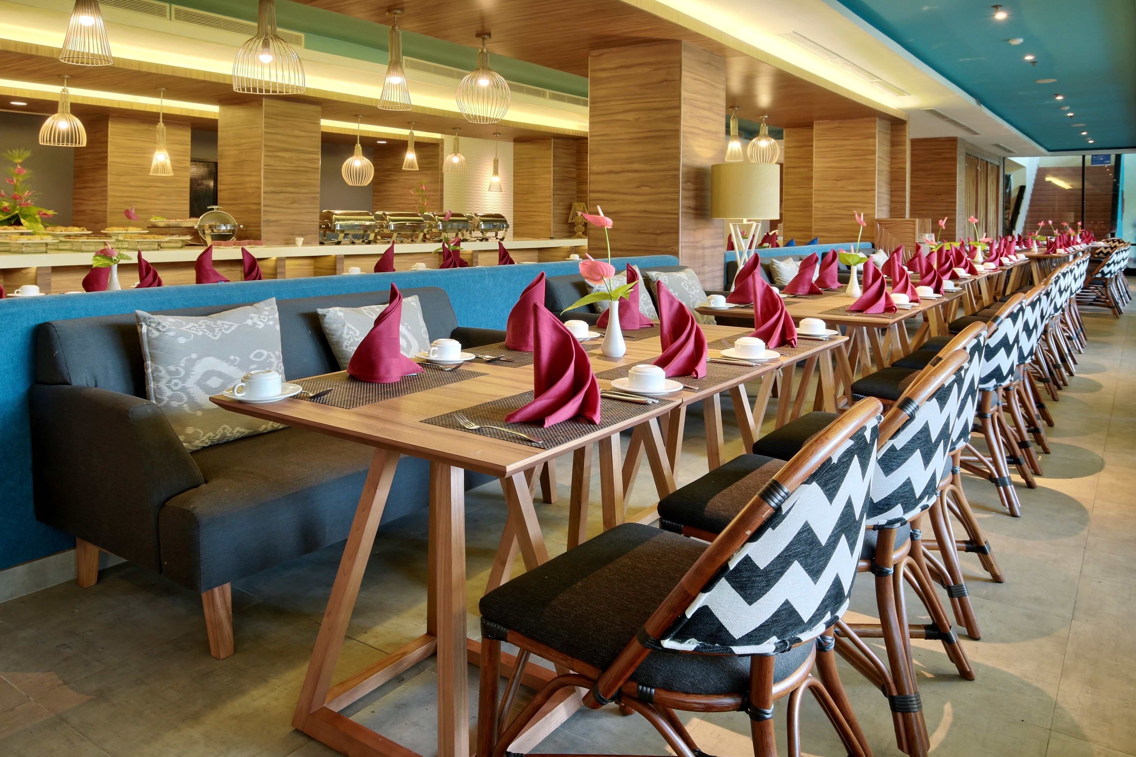 Una larga mesa de comedor con sillas, una zona de bar y un espacio de estar con sofás.