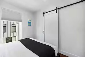 2 bedrooms, iron/ironing board, WiFi, bed sheets - West Bay Hideaway | Rooftop Condo Near Beach/DT TC (Traverse City)