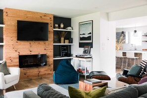 Tv, eldstad, en stereo och kontor