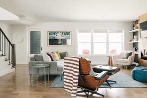 Téléviseur, foyer, chaîne audio, bureau