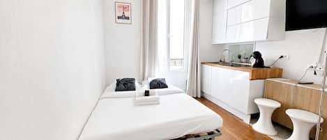 Iron/ironing board, WiFi, bed sheets