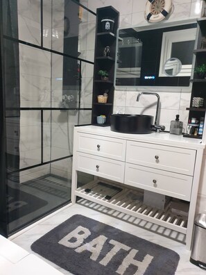 Jetted tub, hair dryer, towels, soap