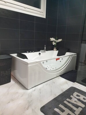 Whirlpool, Haartrockner, Handtücher, Seife