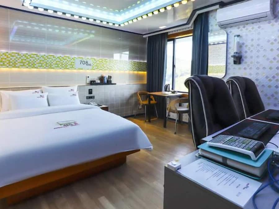 Entertainment Mountain View | Free WiFi, bed sheets