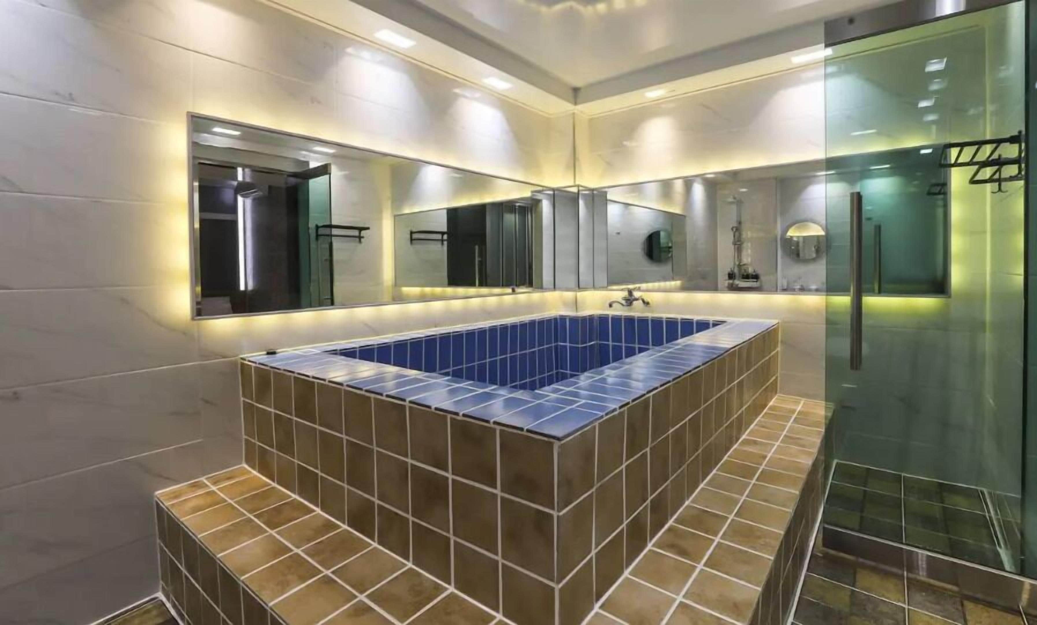 Super Hero Room | Free WiFi, bed sheets