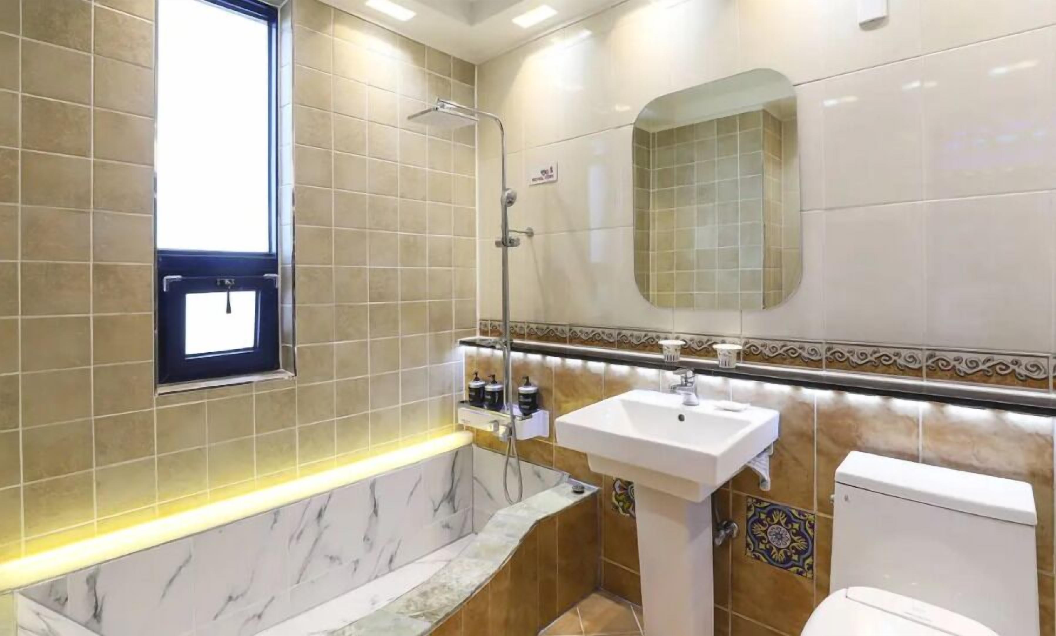 Un baño con ducha, lavamanos e inodoro.